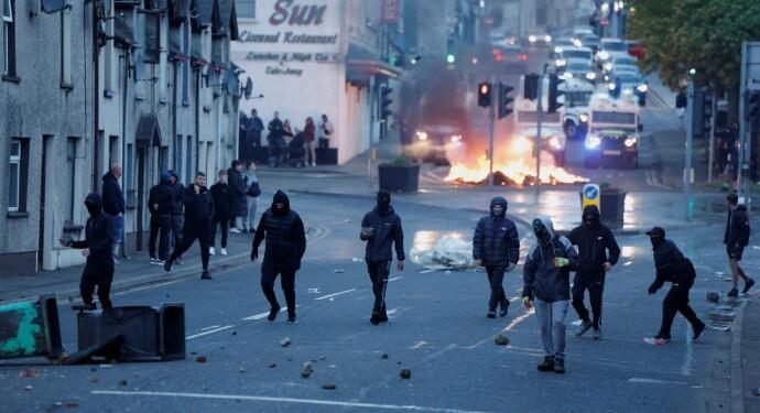 Kuzey İrlanda’da çocuğa yönelik tecavüz girişimi protestoları üçüncü gününde
