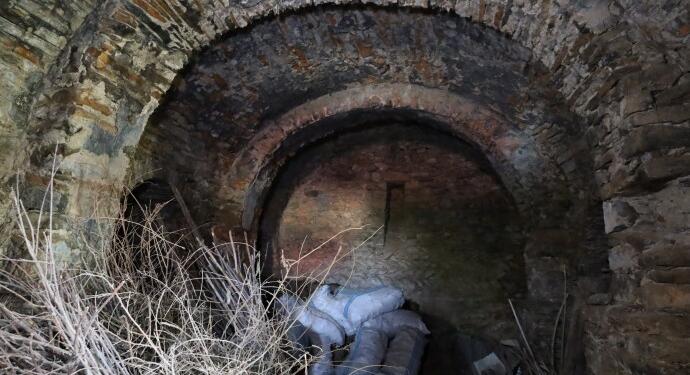 Tarihi kilise depo olarak kullanılıyor