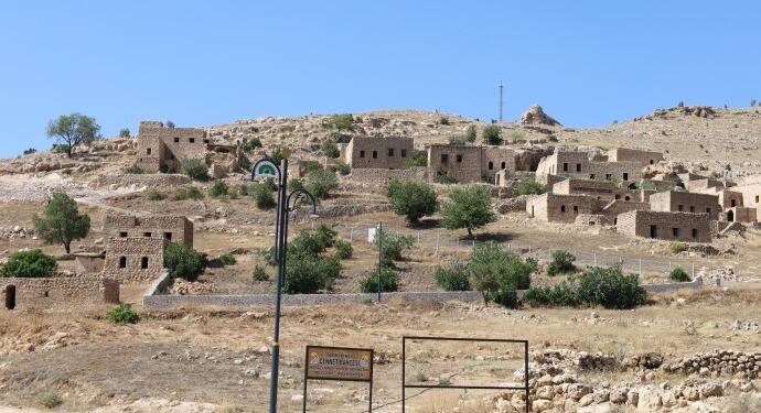 Êzidî köyüne karakol yapımı için ağaç kıyımı