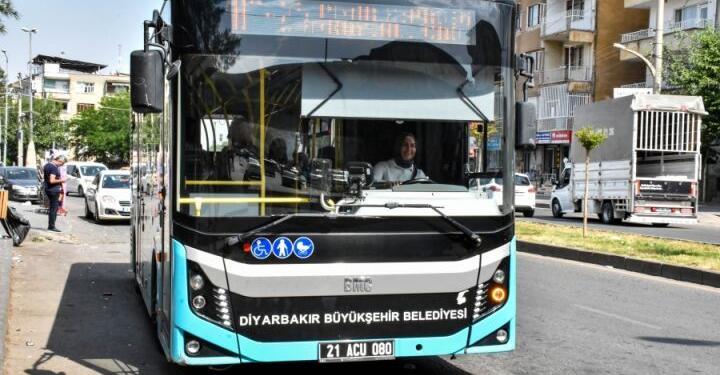 Amed’de 12 kadın sürücü göreve başladı