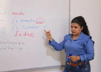 Dili yok olmaktan kurtarıyorlar