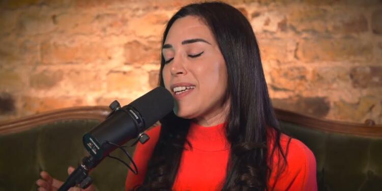 Suna Alan’dan Herediya ‘Küsmüş’ performansı