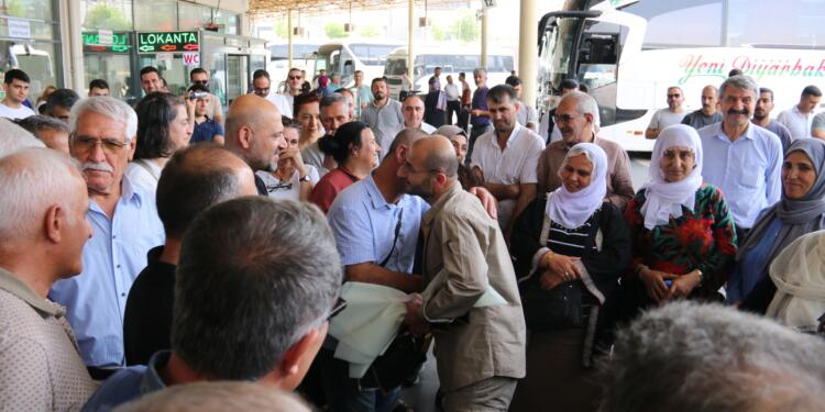 30 yılın ardından tahliye olan tutsağa coşkulu karşılama