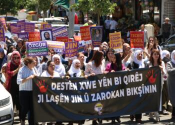 Licê’de kadın ve çocuk ölümleri yürüyüşle protesto edildi