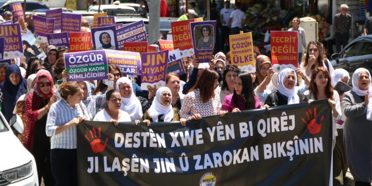 Licê’de kadın ve çocuk ölümleri yürüyüşle protesto edildi