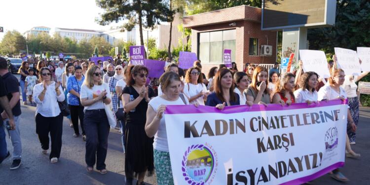 Katledilen kadınlar için yürüdüler: Mücadeleden vazgeçmiyoruz!