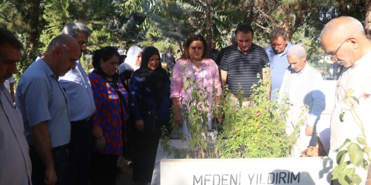 Medeni Yıldırım mezarı başında anıldı