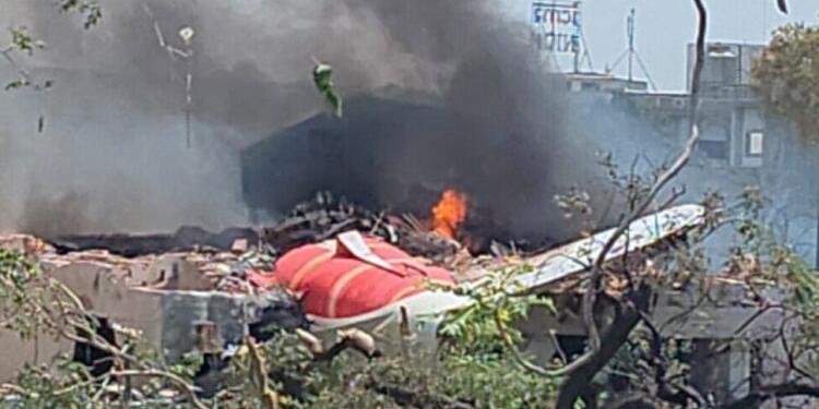 Hindistan’da uçak kazası: Sadece 2 kişi sağ kurtuldu