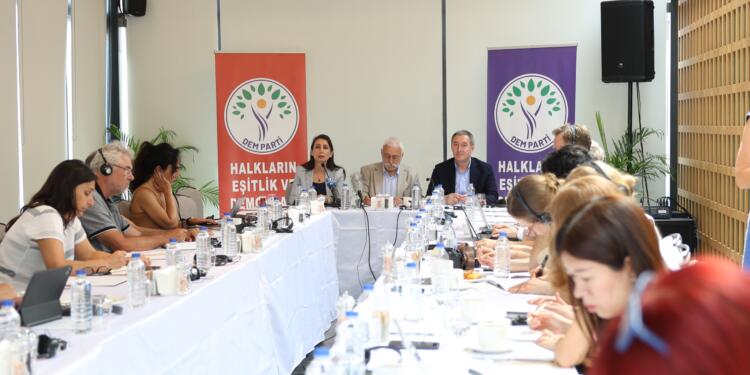 Eş Genel Başkanlar uluslararası basınla buluştu