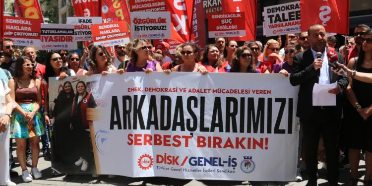 İzmir’de sendikacıların tutuklanması protesto edildi