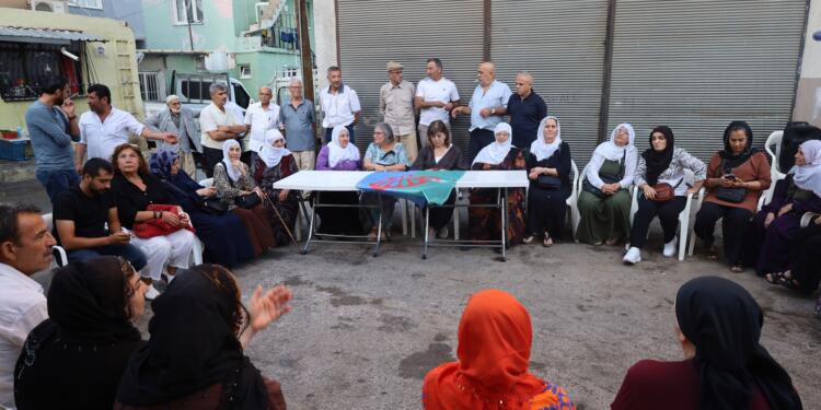 DEM Parti İzmir’de Roman yurttaşlarla buluştu