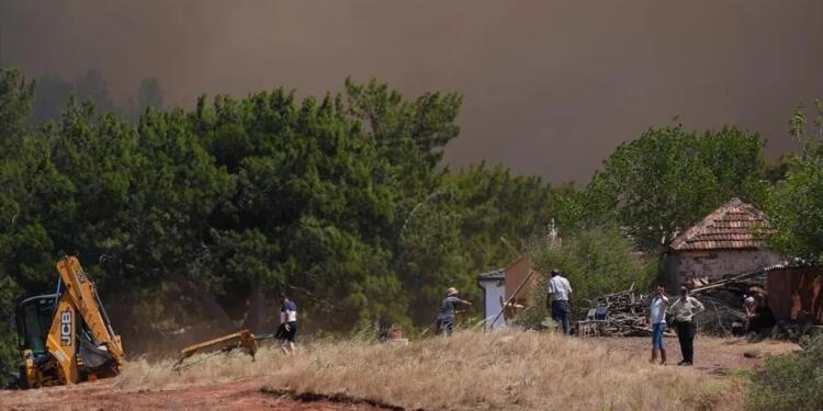 İzmir’de yangınlar büyüyor: 10 mahalle boşaltıldı