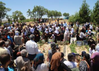 Yangında yaşamını yitirenler mezarları başında anıldı