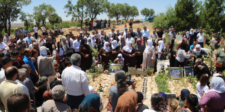 Yangında yaşamını yitirenler mezarları başında anıldı