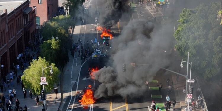 Los Angeles’ta protestolar sürüyor: Sokağa çıkma yasağı ilan edildi