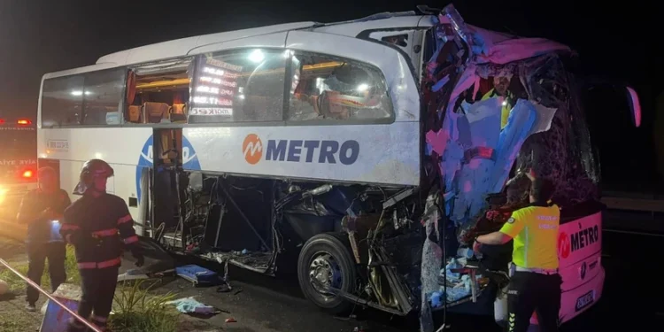 Yolcu otobüsü tıra çarptı: 13 yaralı