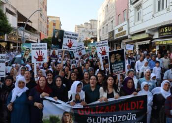 Yüzlerce kadın katliamlara karşı alanlara çıktı