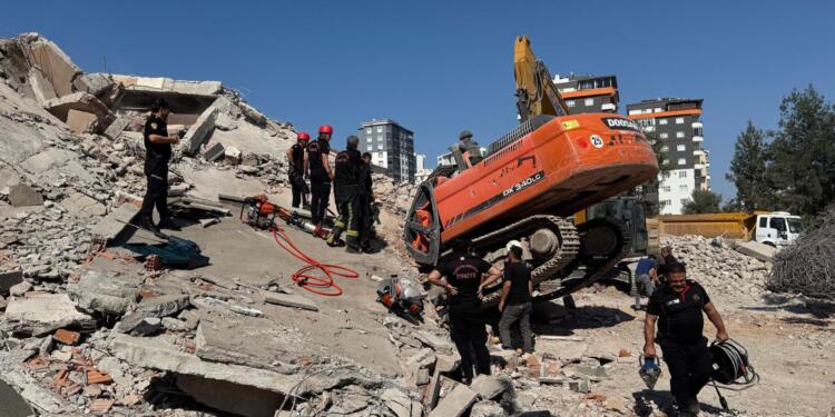 İş makinesi operatörü, yıktığı binanın altında kalarak yaşamını yitirdi