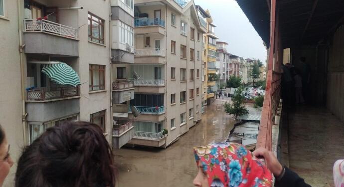 Ankara’da yurttaşlar ve sokak hayvanları selden etkilendi