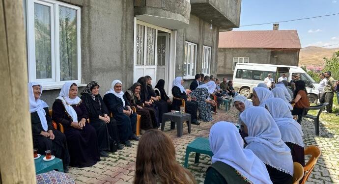 Gever’de tahliye edilenlere kitlesel ziyaret