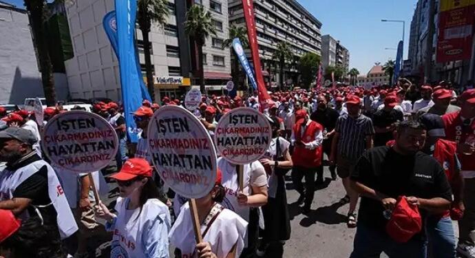 İzmir’de belediye işçilerinden işten çıkarmalara karşı eylem