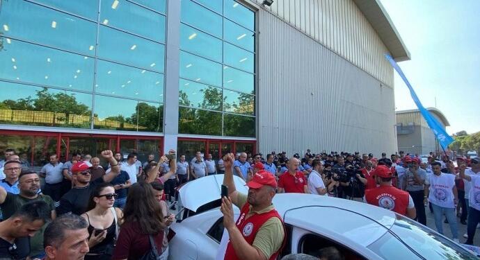 İzBB işçileri belediyenin kapısında