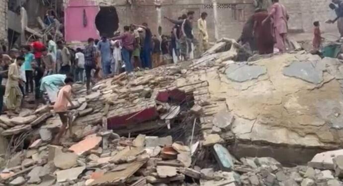 Pakistan’da bina çöktü: 27 ölü