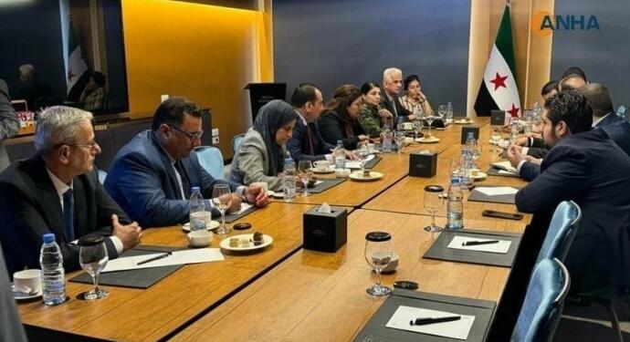 Kuzey ve Doğu Suriye heyeti ile geçiş hükümeti bir araya geldi
