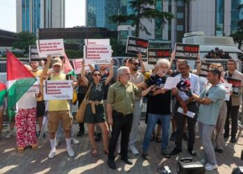 Gazeteciler İsrail Konsolosluğu önünde: Filistinli meslektaşlarımıza ses veriyoruz