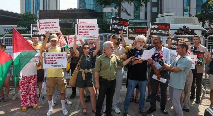 Gazeteciler İsrail Konsolosluğu önünde: Filistinli meslektaşlarımıza ses veriyoruz