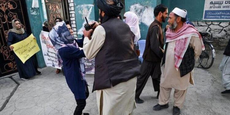 Taliban Kabil’de 100’e yakın kadını gözaltına aldı