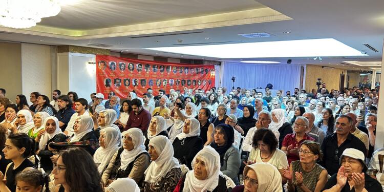 Suruç anması: Bayrağı yere düşürmeyeceğiz