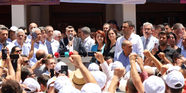 Adana Büyükşehir Belediyesi önünde gözaltılar protesto edildi