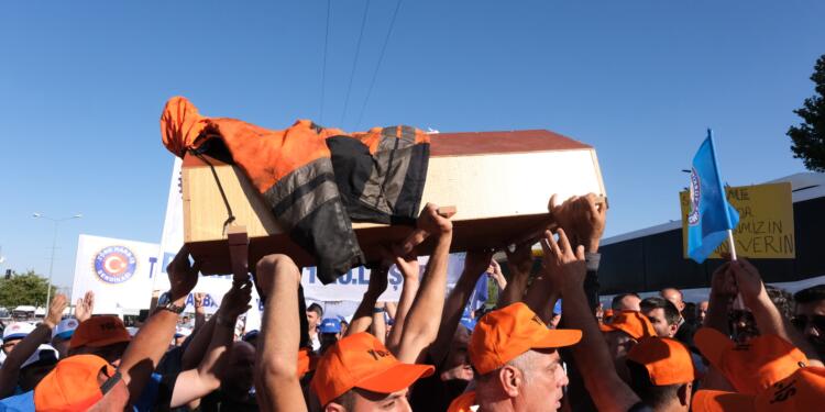 Amed’de işçiler zam talebiyle AKP önünde eylemde
