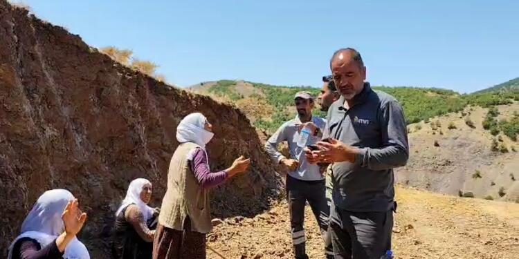 Kadınlar doğalarını korumak için kepçelerin önünü kesti