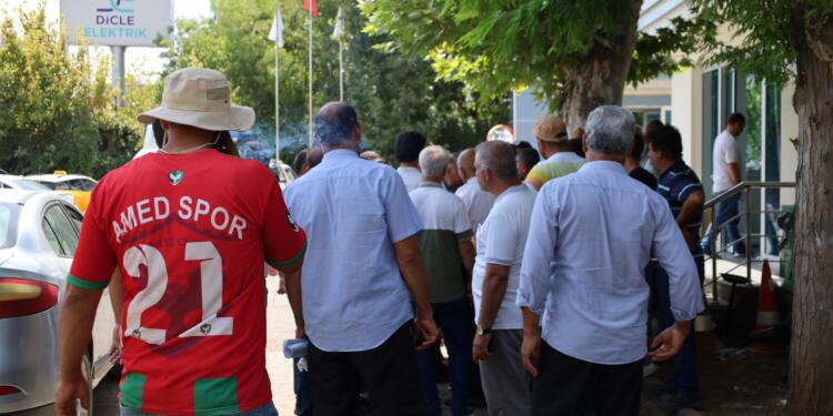 Elektrik kesintileri DEDAŞ’ın önünde protesto edildi