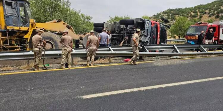 Yangın söndürmeye giden itfaiye aracı kaza yaptı: 1’i ağır 3 yaralı