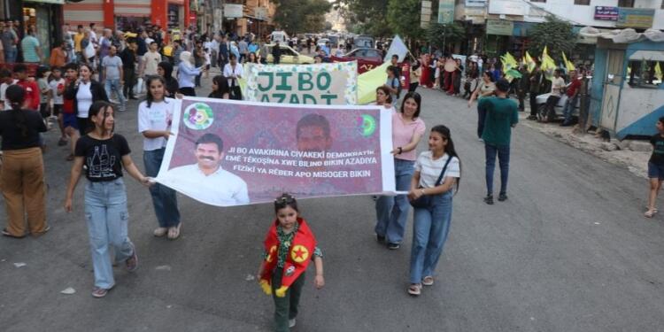 Şêxmeqsûd ve Eşrefiyê’de Öcalan’ın çağrısına destek yürüyüşü düzenlendi