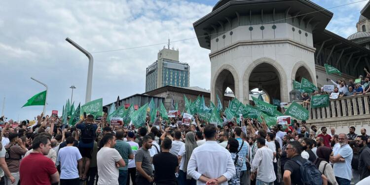 Gerici bir grup Taksim Meydanı’nda toplandı