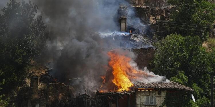 İzmir yangınında 1 kişi hayatını kaybetti