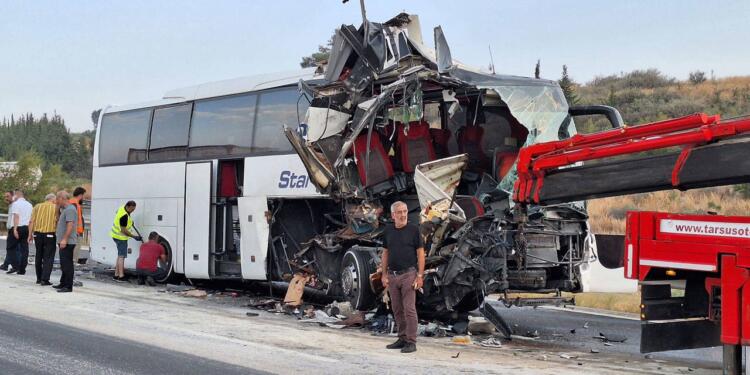 Mersin’de yolcu otobüsü tıra çarptı: 9 yaralı