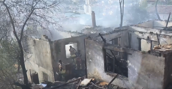 Mamak’ta çıkan yangında 8 gecekondu kullanılamaz hale geldi