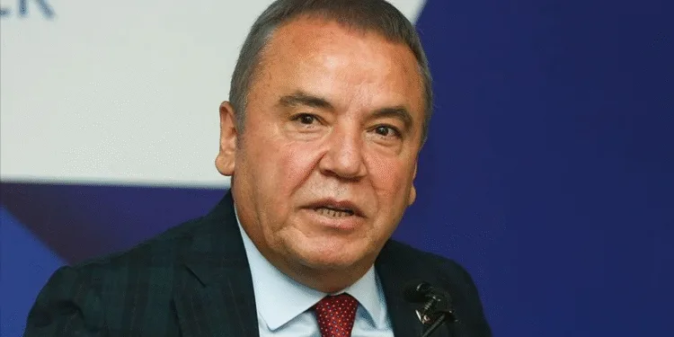 Muhittin Böcek hastaneye kaldırıldı