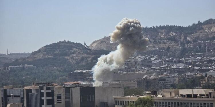 İsrail, Geçiçi Şam Hükümeti’nin Savunma Bakanlığı’nı 2. kez bombaladı