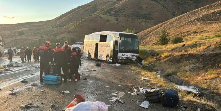 Yolcu otobüsü dağ yamacına çarptı: 4 ölü