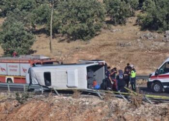Amed’de minibüs devrildi: 1 ölü, 16 yaralı