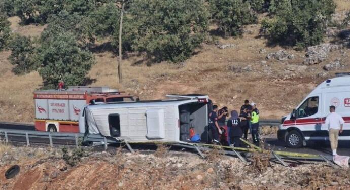 Amed’de minibüs devrildi: 1 ölü, 16 yaralı