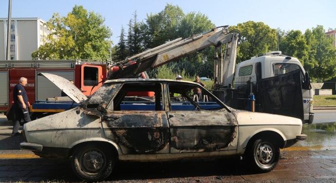 Meclis önünde beyaz Toros yakıldı