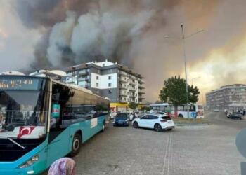 Çanakkale’de çıkan orman yangını yerleşim yerlerine yaklaştı