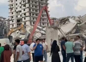 Hasarlı binanın yıkımında çökme yaşandı: Operatör yaşamını yitirdi